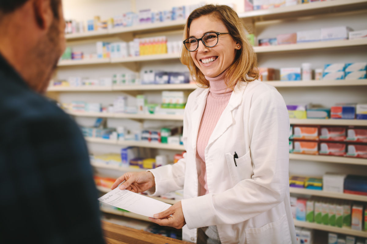 Apothekerin berät einen Kunden