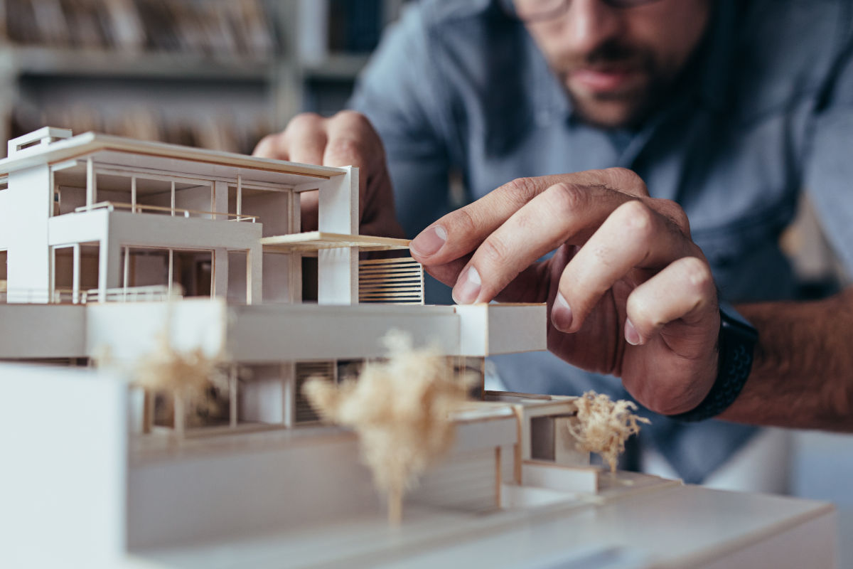 Architekt baut ein Gebäudemodell