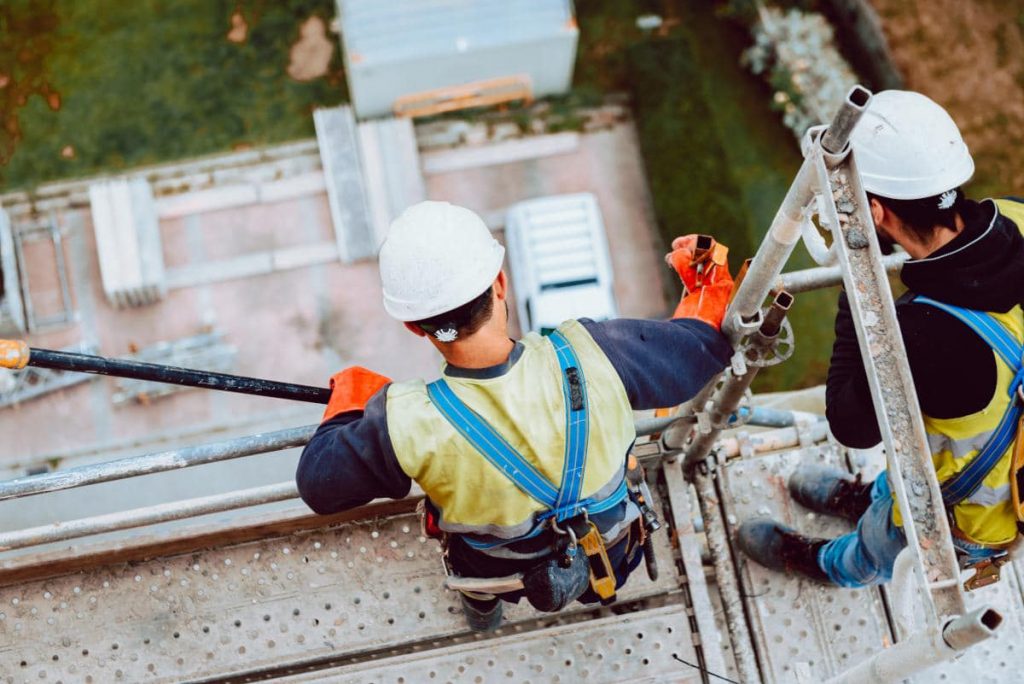 Arbeiter auf Gebäude