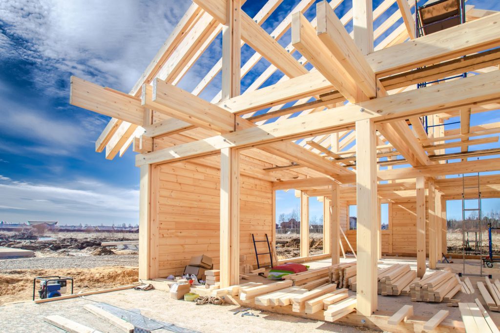 Haus aus Holz mitten im Bau